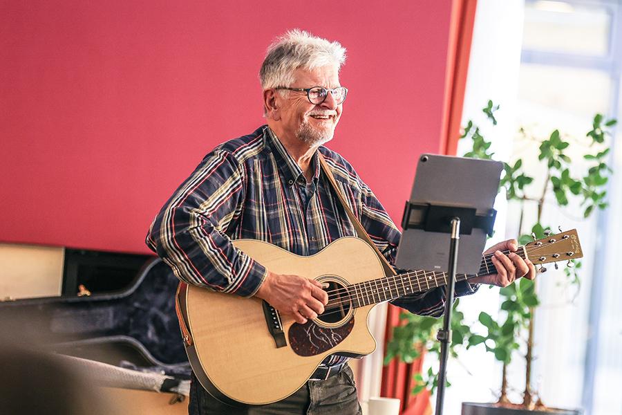 Rene Joubert mit Guitarre
