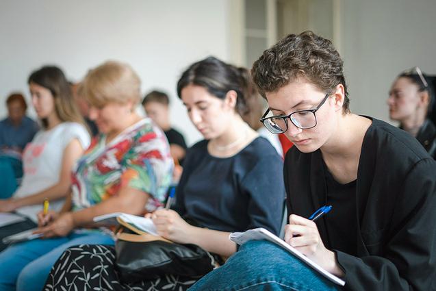Sitzende Freiwillige bei einer Veranstaltung